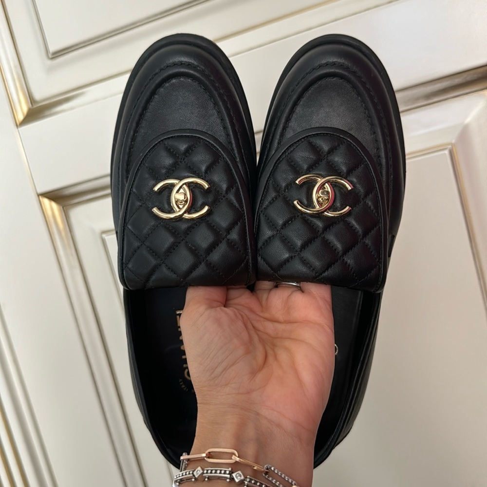 ‼️‼️PRICE FIRM‼️‼️ CHANEL Lambskin Quilted CC Turnlock Loafers 40.5 Black - Picture 10 of 13